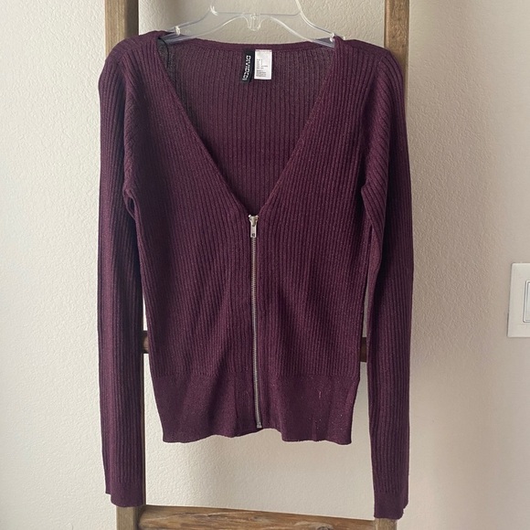 H&M Tops - Size small - maroon sweater with zipper